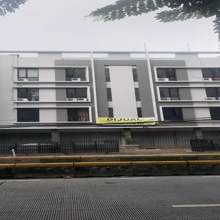 Oyo 93958 J&B Smart Jatinegara Hotel